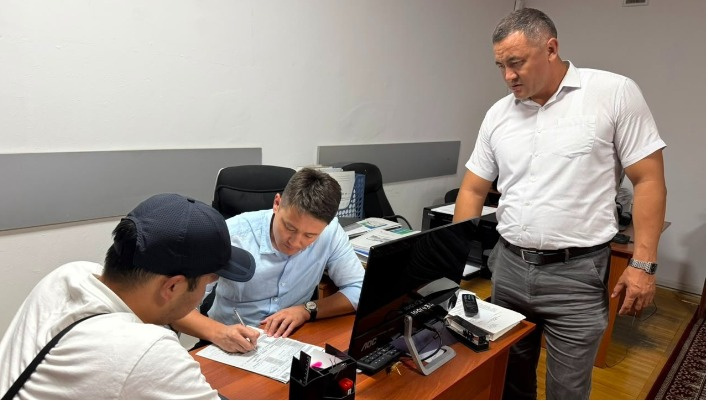Водителя, который проехался на автомобиле по пастбищам около Сон-Куля, оштрафовали