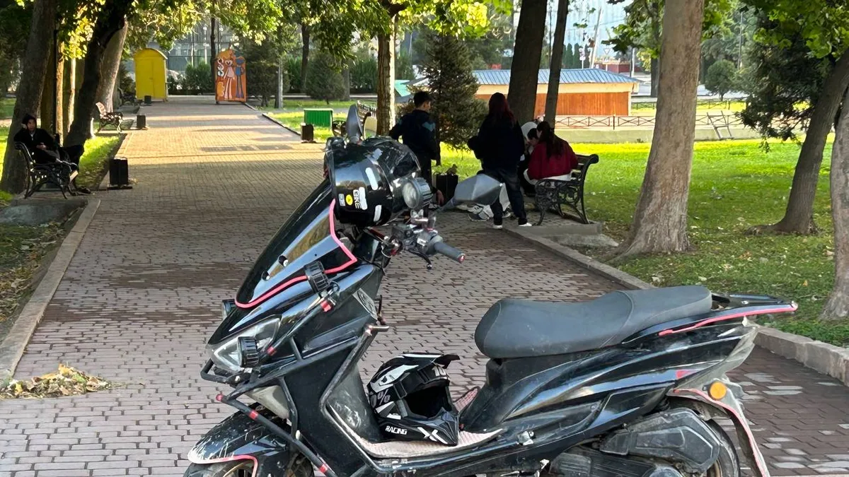В Бишкеке, несмотря на запрет, водители мопедов передвигаются по аллеям парка
