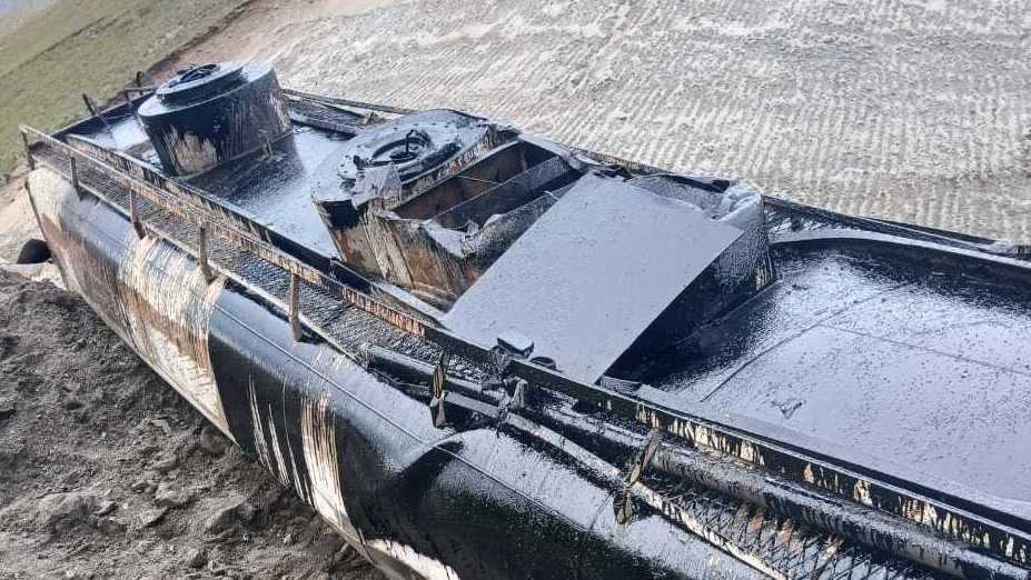 На трассе Бишкек–Ош грузовик разлил 4–5 тонн битума после ДТП