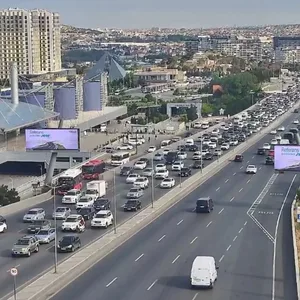 На ряде улиц и проспектов Баку затруднено движение транспорта