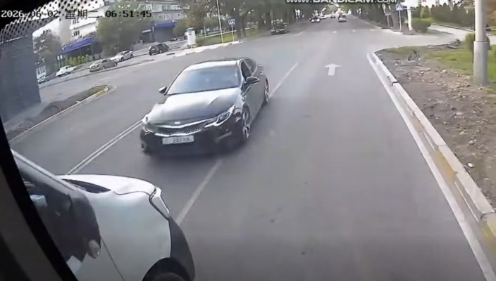 В Бишкеке водитель KIA выехал на встречку. Один человек погиб (видео)