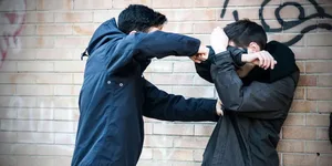 В одной из частных школ Иссык-Кульской области проверяют факт избиения школьника