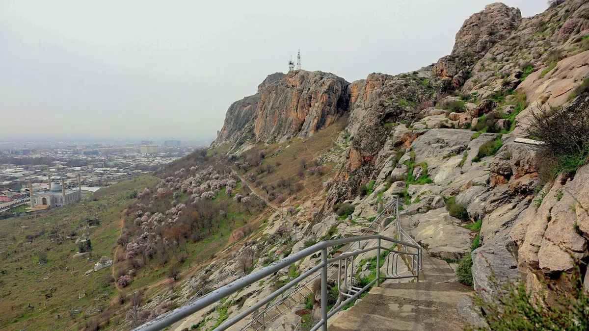 На Сулайман-Тоо не планируется строить ни канатку, ни торговые точки — мэр Оша