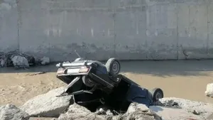В Хачмазе автомобиль сорвался с моста в реку, есть пострадавший