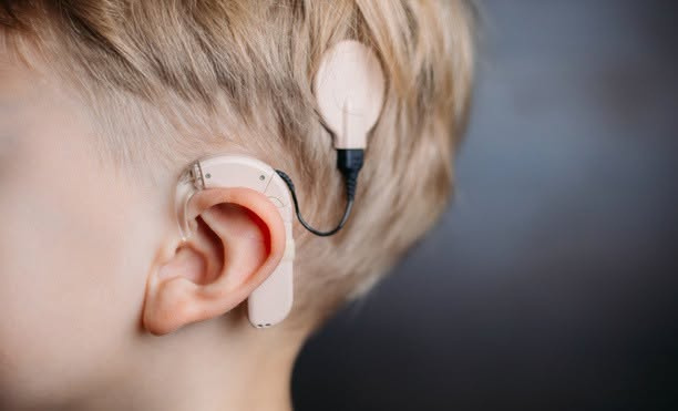 Кыргызстан закупил 35 речевых процессоров Cochlear для детей с нарушениями слуха