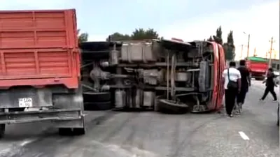 В Ивановке грузовик перевернулся, уворачиваясь от трицикла, которым управлял подросток