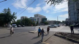 Пешеходы жалуются на долгое ожидание светофора на Моссовете в Бишкеке