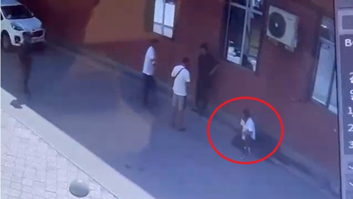 Бишкекчанин сделал замечание из-за парковки, а его жестоко избили трое (видео)