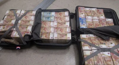В аэропорту Махачкалы россиянину запретили вывоз 177 млн рублей в Бишкек