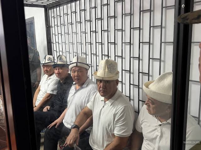 Бишкекский горсуд продолжит рассмотрение дела «письма 75» в закрытом режиме