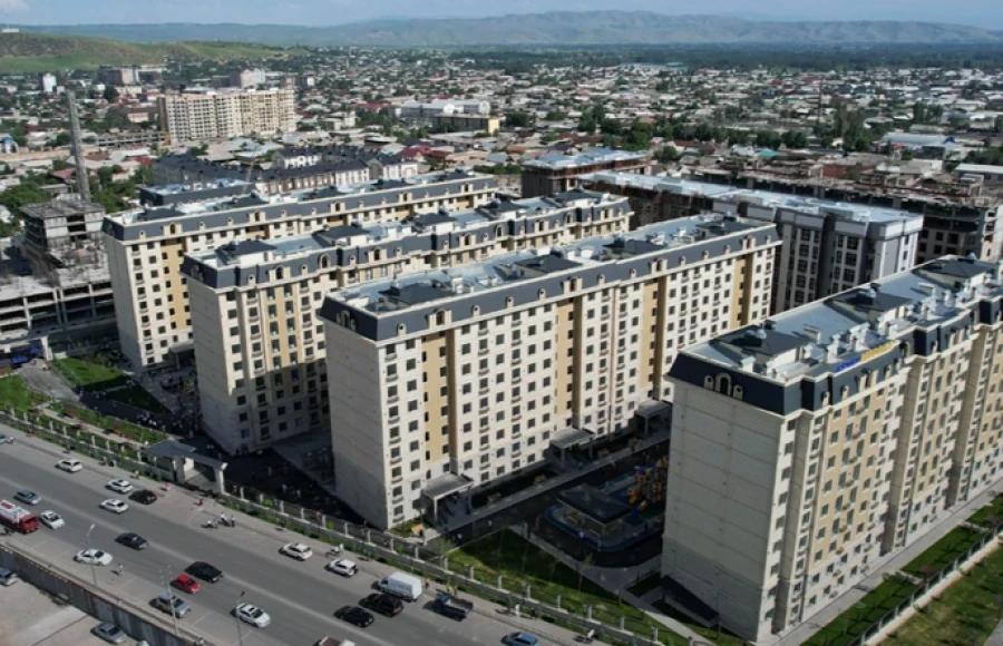 В Бишкеке проверили дом после повреждения фасада сильным ветром