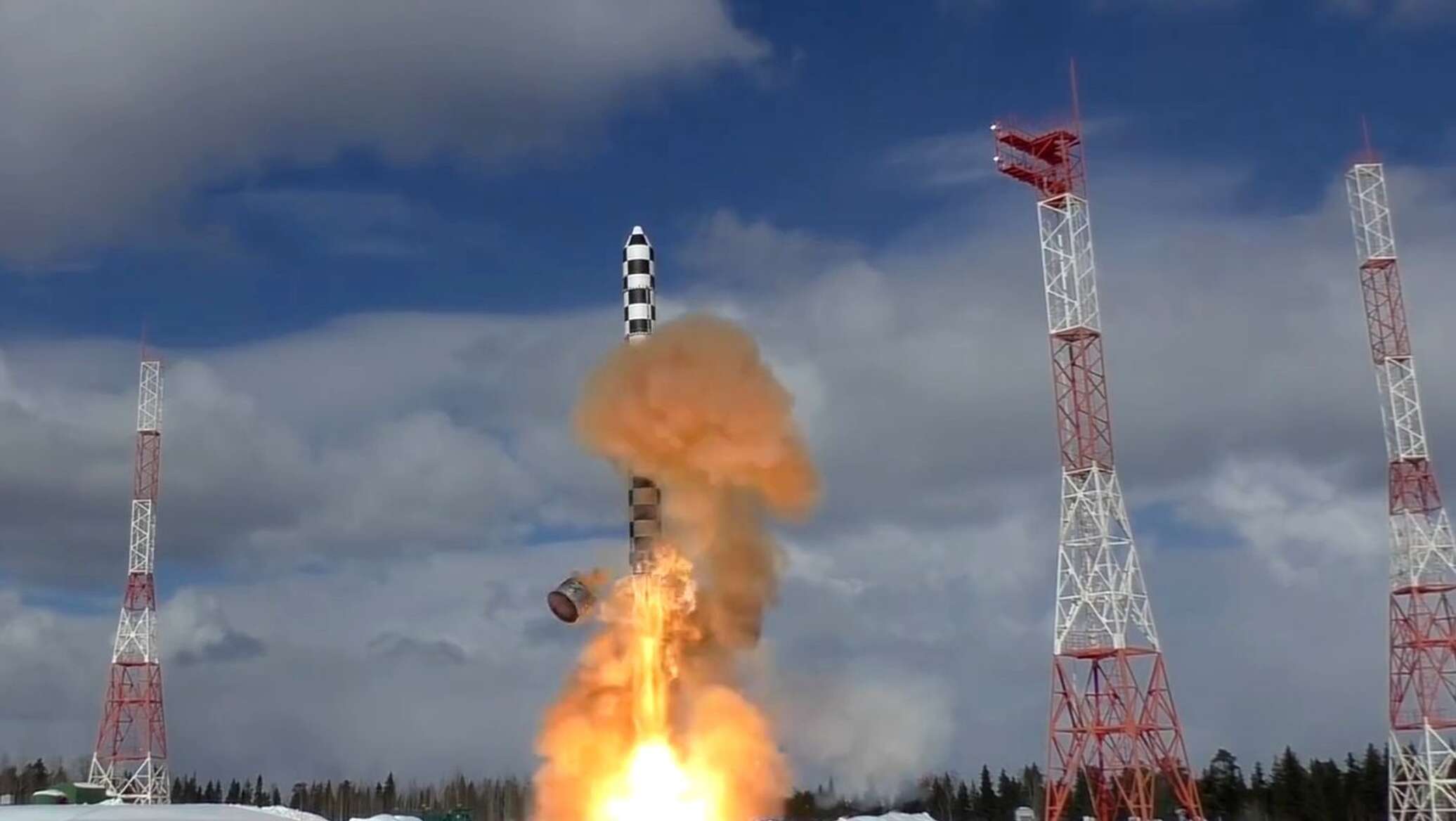 Российские войска провели успешный пуск новейшей ракеты "Сармат"