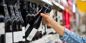В Кыргызстане предлагают запретить продажу алкоголя на АЗС и рядом с ними