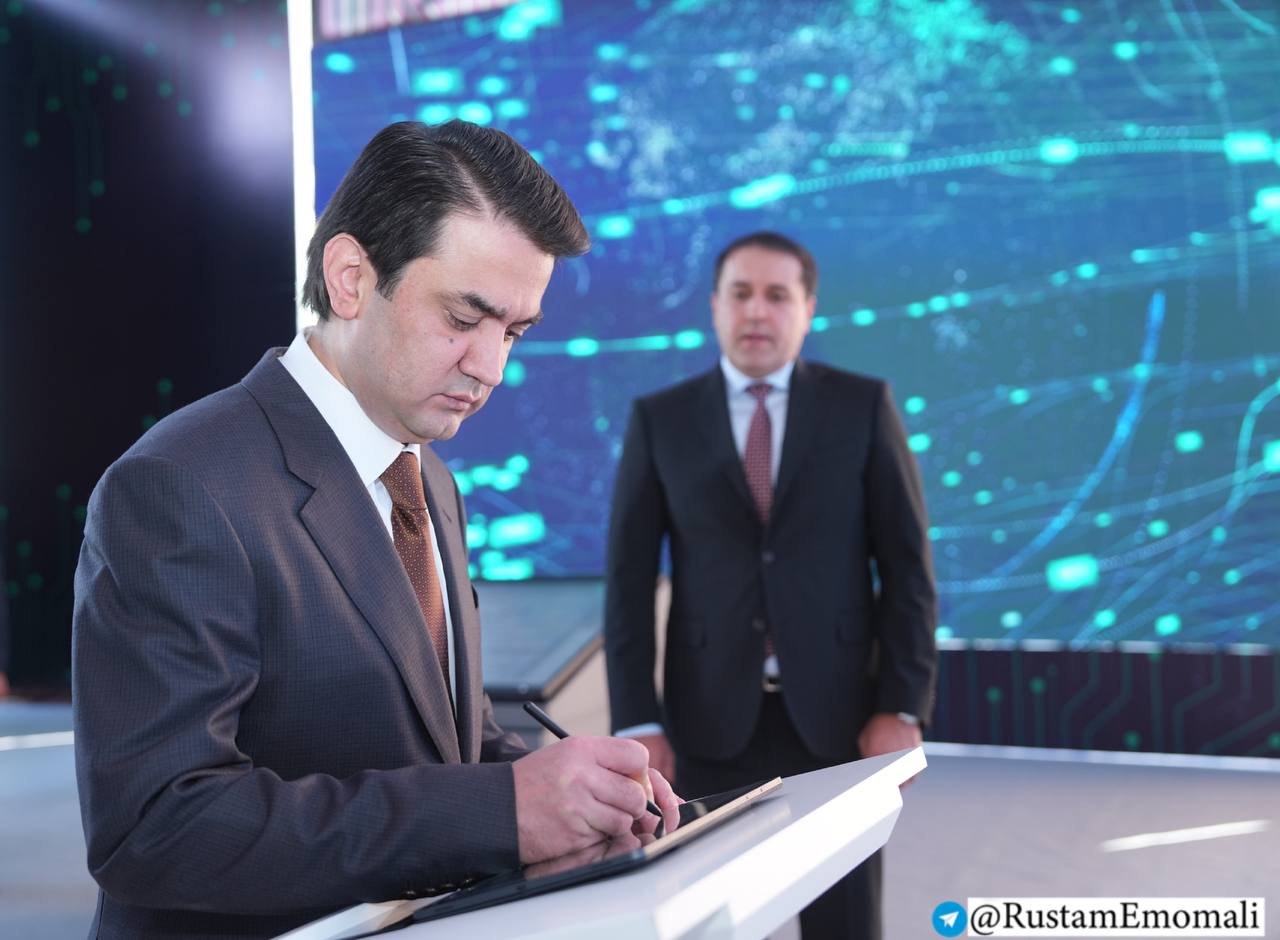 Рустам Эмомали заложил первый камень в строительство комплекса IT-Hub Dushanbe