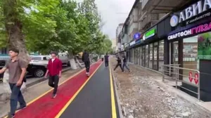 В центре Оша часть тротуара покрасили в ярко-красный цвет — видео