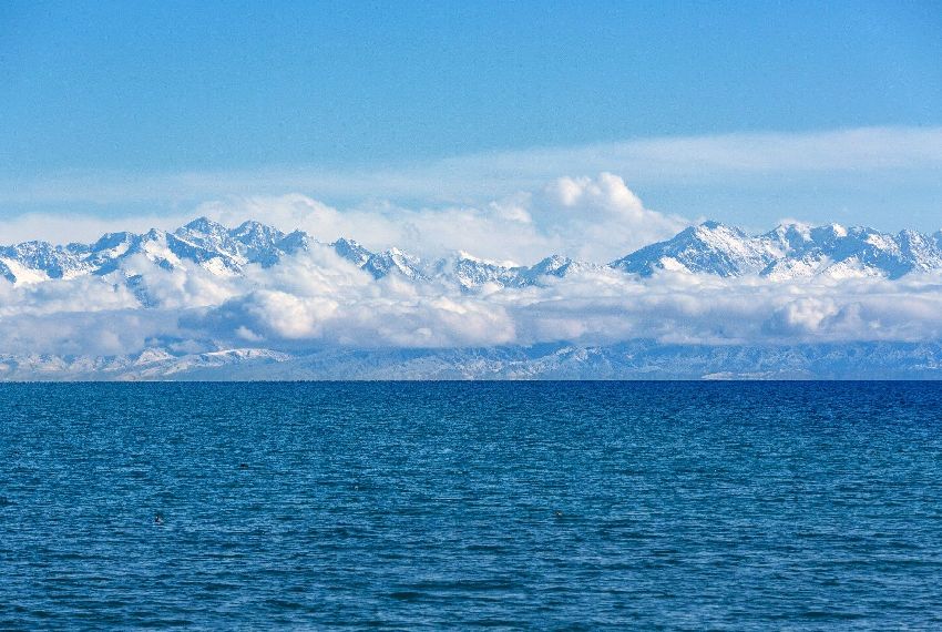 В Тамчи выкачивали воду из озера Иссык-Куль для строительных работ