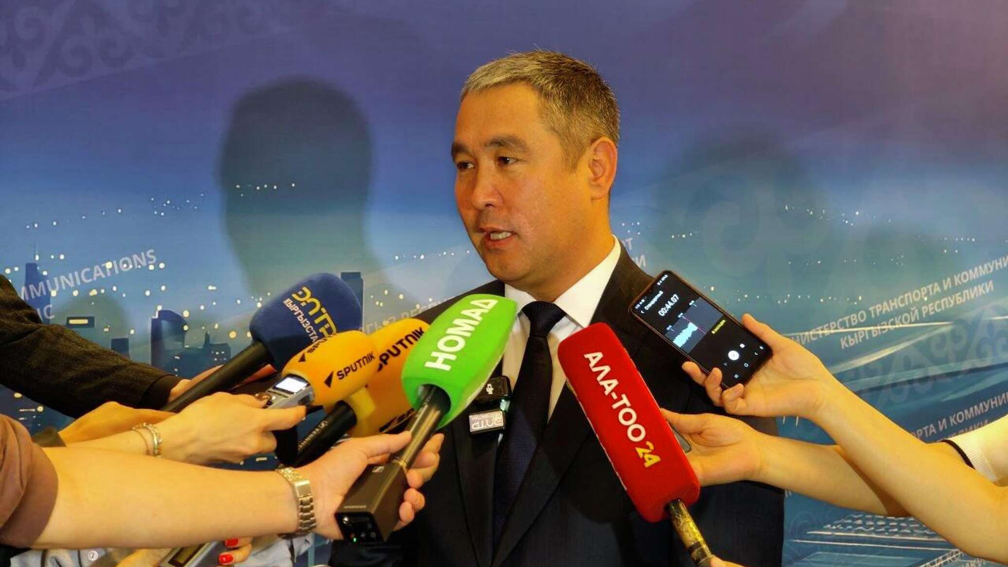 Министру транспорта КР не хватает зарплаты. Он рассказал, что его выручает