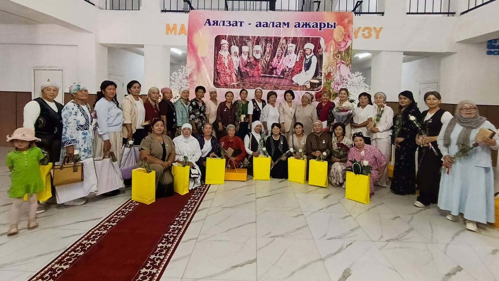 В Ат-Башы 40 многодетным матерям вручили ордена «Баатыр эне» и медали «Эне даңкы»