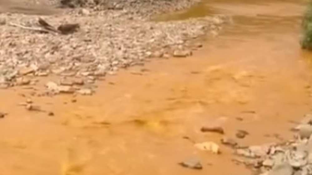 Река окрасилась в ярко-оранжевый цвет в Восточном Казахстане