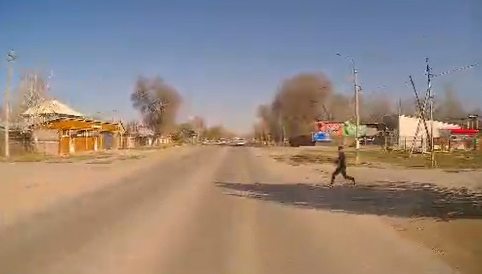 Школьник оказался под КамАЗом, убегая от преследования после конфликта с мужчиной (видео)