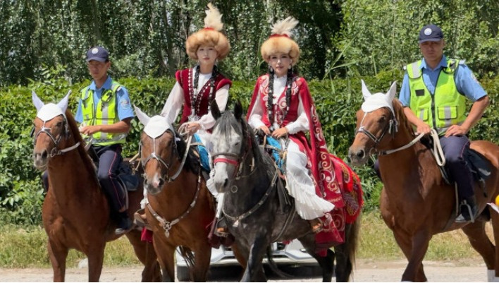 Как в Бишкеке встретили девушек, путешествующих на конях из Китая (фото)