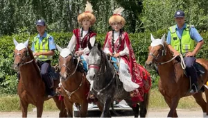 Как в Бишкеке встретили девушек, путешествующих на конях из Китая (фото)