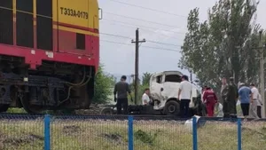 В Кара-Балте локомотив столкнулся с грузовиком на железнодорожном переезде