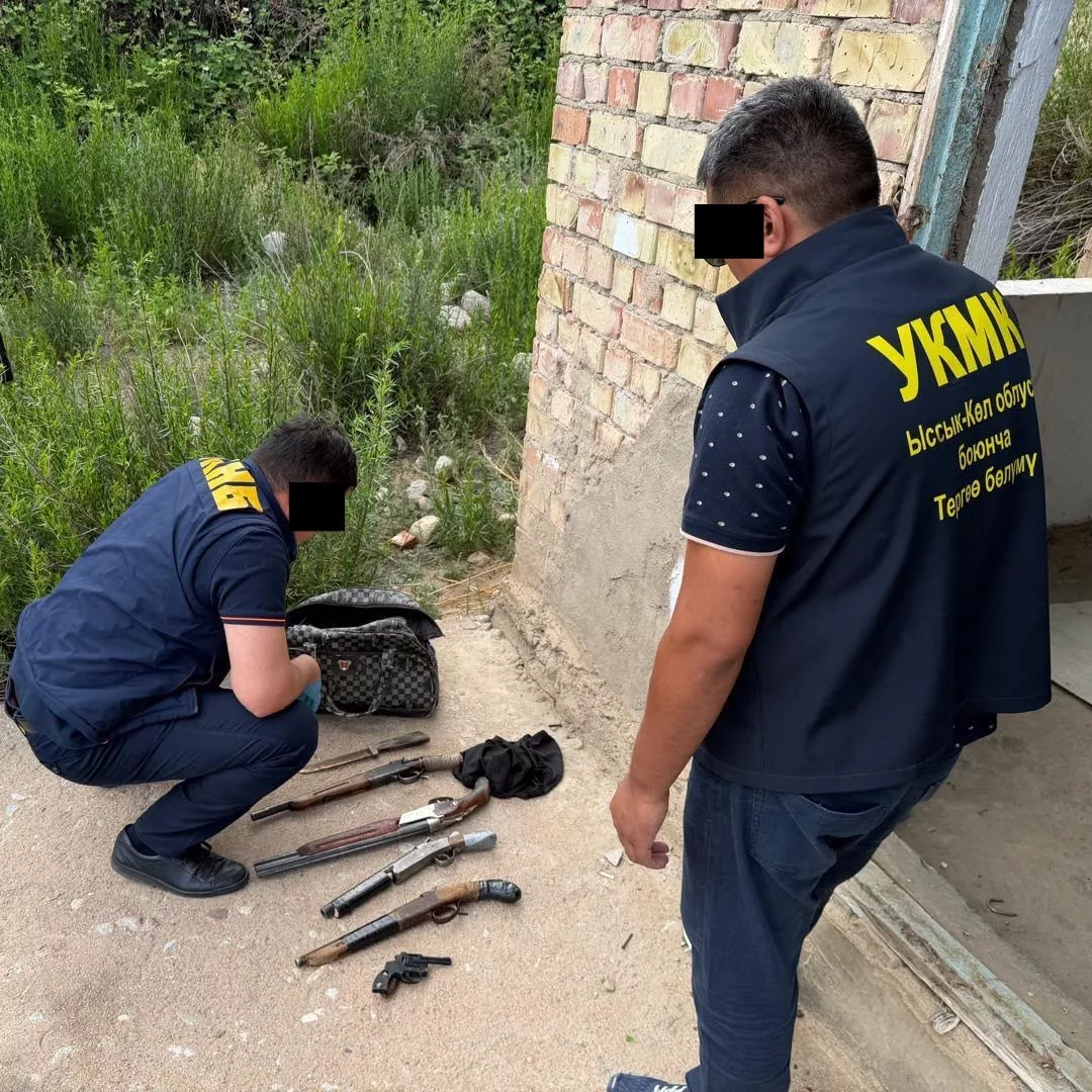 В Чолпон-Ате около объекта, принадлежащего Камчы Кольбаеву, обнаружен тайник с оружием