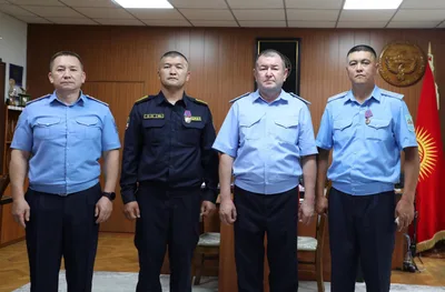 Двух сотрудников МВД наградили медалями "Каармандык" за спасение людей