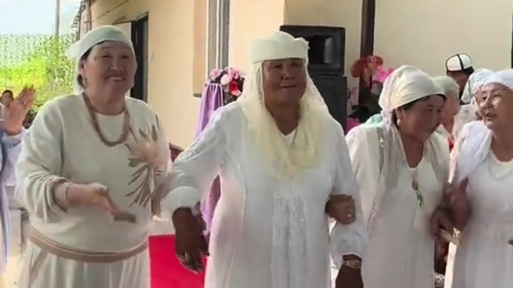 Видео с “кыз узату” 69-летней казахстанки собрало миллионы просмотров