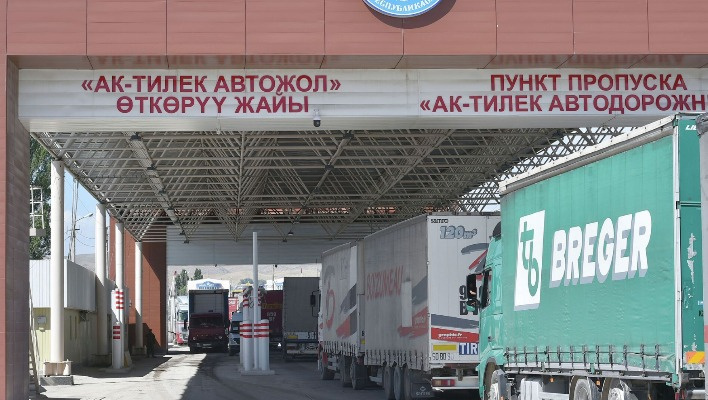 На КПП "Ак-Тилек" задержаны трое пограничников и налоговики (дополнено)