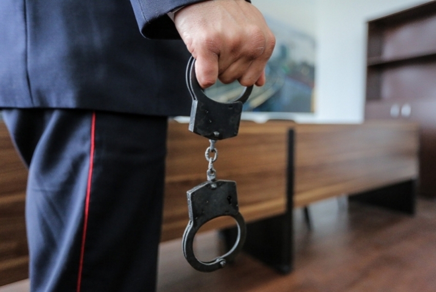 Дебош в Бишкеке: парень и девушка устроили конфликт с милицией