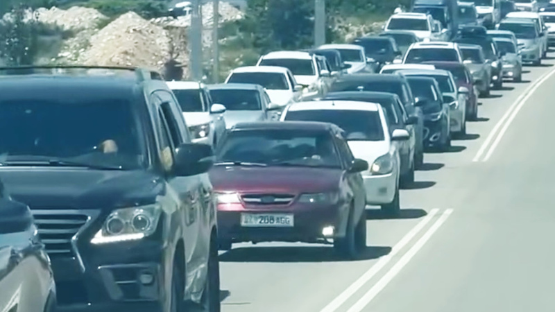 Traffic jams reported at entrance to Cholpon-Ata as weekend tourist influx begins