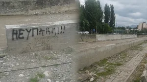 На ул. Малдыбаева участок тротуара разрушен. Жители просят его отремонтировать (видео)