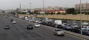 В Баку на ряде улиц и проспектов затруднено движение транспорта