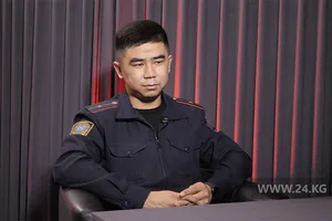Милиционер против ям: сотрудник УПСМ взялся за ремонт дороги