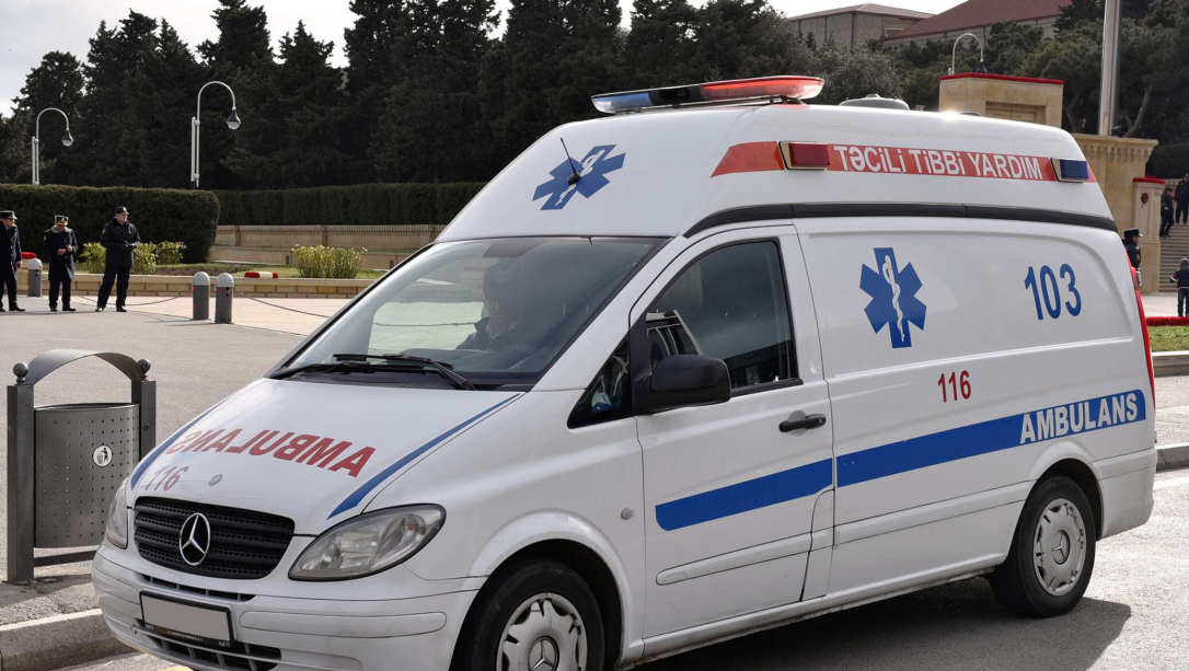 В Азербайджане 12-летнюю девочку нашли с ножевыми ранениями дворе дома