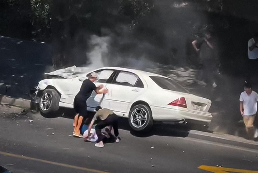 ДТП на Ахунбаева: Mercedes врезался в дерево, пострадали два человека