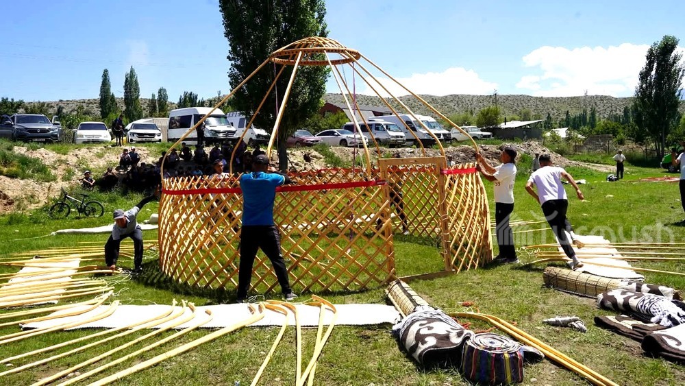 В селе Кыргызстана, где более 80% населения занимаются изготовлением юрт, прошел этнофестиваль