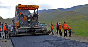 В Кыргызстане хотят отказаться от услуг подрядчиков при строительстве дорог