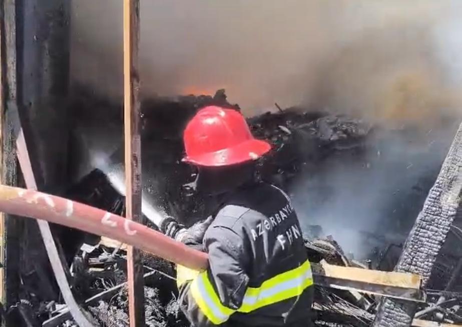 Пожар вспыхнул в магазине стройматериалов в Баку