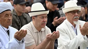 Жапаров поздравил кыргызстанцев с Курман айтом и принял участие в Айт намазе — фото