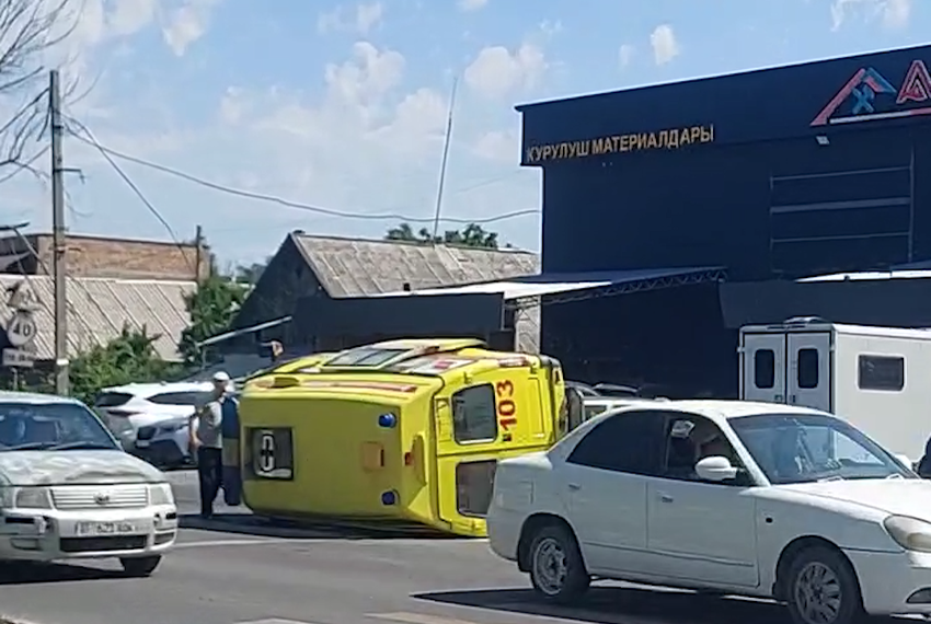 ДТП с машиной скорой помощи: пострадали водитель и врач