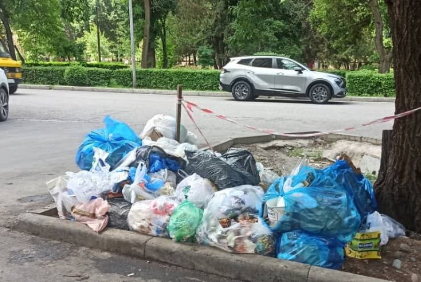 В Бишкеке жильцы домов на Эркиндике жалуются на отсутствие мусорных контейнеров