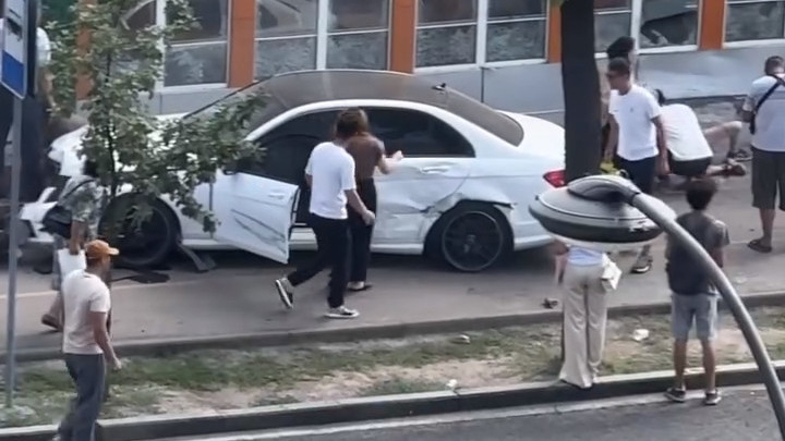 В центре Бишкека из-за массового ДТП пострадали несколько пешеходов