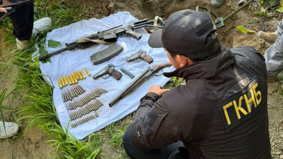 Возле аэропорта Оша нашли тайник с оружием (фото)