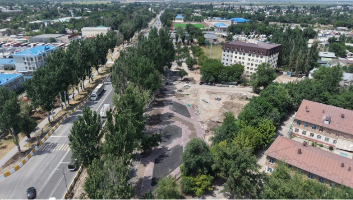 Около столичной школы №54 строят новый сквер (фото)