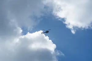 AFP: В Индонезии пропал вертолет с восемью людьми на борту