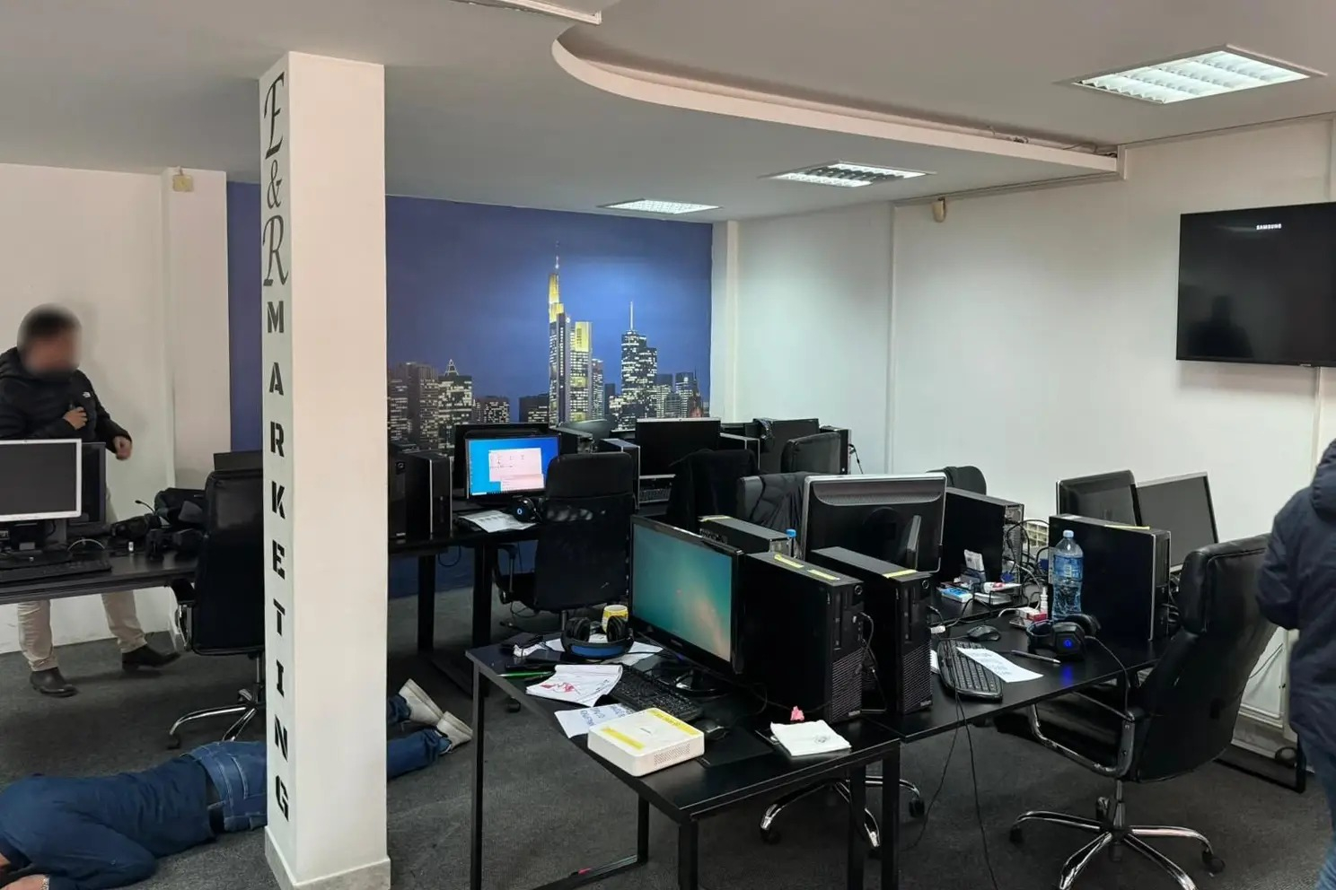 Кыргызстанцам в трудовой миграции угрожает «киберскам-рабство»