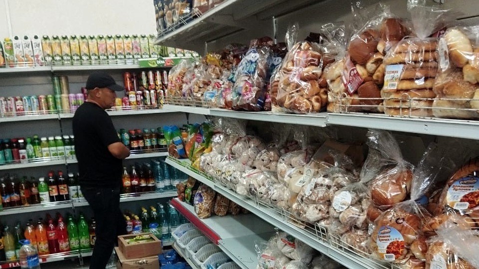 В магазине города Ош обнаружили просроченные продукты: Их сняли с продажи и вынесли предупреждение